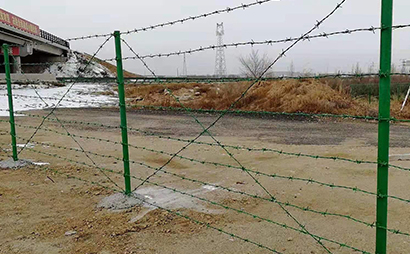 高速公路刺鋼絲隔離柵 高速公路刺鋼絲隔離柵