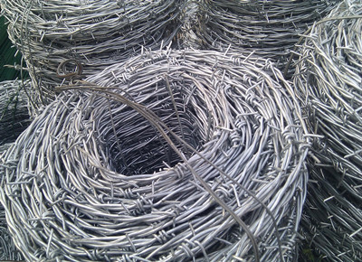 刺鐵絲網(wǎng)圍欄.jpg 刺鐵絲網(wǎng)圍欄.jpg