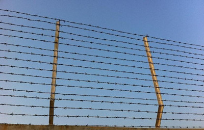 刺鐵絲網圍欄.jpg 刺鐵絲網圍欄.jpg